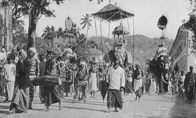 Kandy. Perahera-processie voorbijgaand door Alfred William Amandus Plate