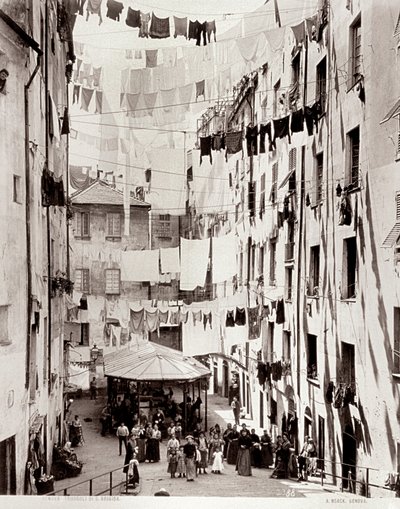 Uitzicht op het kleine Piazza dei Truogoli di Santa Brigida, ca.1895 door Alfredo Noack