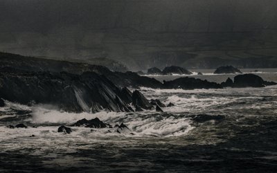 Kliffen bij Inch, 2018 (handgeschilderde foto) door Alice Gur-Arie