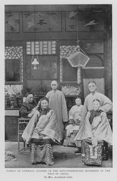 Familie van Literati, Leiders in de Anti-Voetbinding Beweging in het Westen van China door Alicia Little