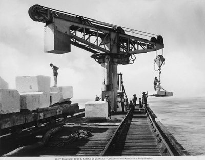 Blokken marmer laden met een hydraulische kraan in Marina di Carrara door Fratelli Alinari
