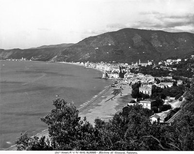 Panoramisch uitzicht op de stad Alassio, provincie Savona, ca. 1915-20 door Fratelli Alinari
