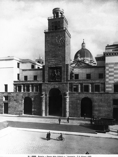 Piazza della Vittoria met Mussolini-toren, Brescia door Fratelli Alinari