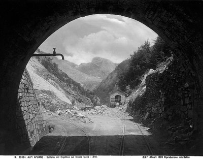 De Cipollaio-tunnel op het spoorwegtraject Arni-Iacco in de Apuane Alpen in de provincie Lucca door Fratelli Alinari