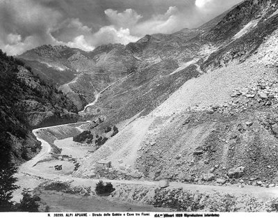Uitzicht op de Gobbie-weg met de marmergroeven in de plaats Tre Fiumi in de Apuaanse Alpen in Garfagnana (LU) door Fratelli Alinari