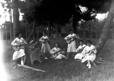 Villa Rosa Maltoni Mussolini: vrouwelijke studenten tijdens een muziekles, buiten door Fratelli Alinari