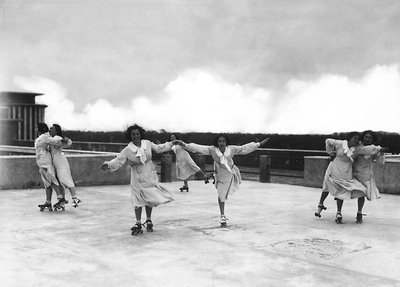 Villa Rosa Maltoni Mussolini: vrouwelijke studenten tijdens een schaatsles door Fratelli Alinari