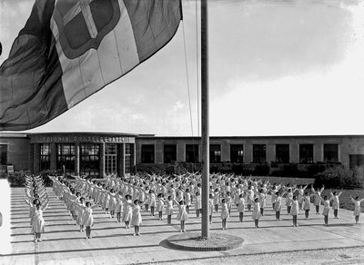 Villa Rosa Maltoni Mussolini: vrouwelijke studenten die oefeningen doen door Fratelli Alinari