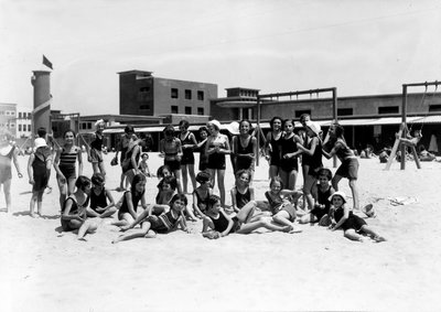 Villa Rosa Maltoni Mussolini: vrouwelijke zomerkampstudenten tijdens recreatie op het strand door Fratelli Alinari