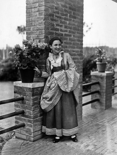 Villa Rosa Maltoni Mussolini: portret van een adolescent in traditionele Calabrische kleding door Fratelli Alinari