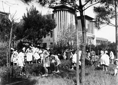 Villa Rosa Maltoni Mussolini: studenten buiten het instituut, werkend in de moestuin door Fratelli Alinari