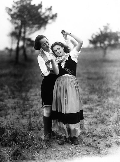 Villa Rosa Maltoni Mussolini: twee adolescenten gekleed in traditionele Friulische kostuums door Fratelli Alinari