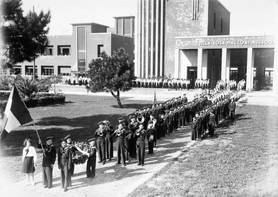 Villa Rosa Maltoni Mussolini: band en parade van jonge studenten door Fratelli Alinari