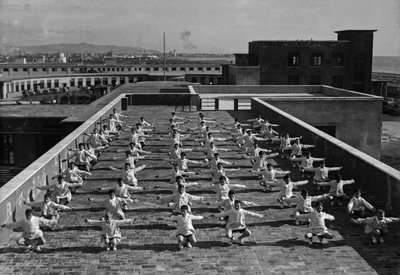 Villa Rosa Maltoni Mussolini: jonge studenten die oefeningen doen (zw/w foto) door Fratelli Alinari