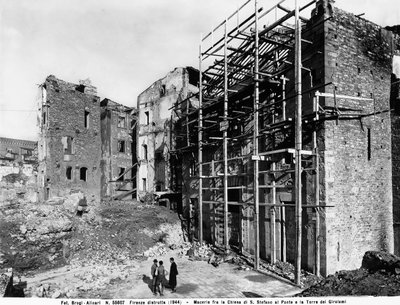 Tweede Wereldoorlog: Schade veroorzaakt door het bombardement tussen de Kerk van Santo Stefano al Ponte en de Girolami-toren veroorzaakt door bombardement, in Florence. Deze foto maakte vroeger deel uit van de Brogi-collectie, maar behoort nu tot de Alinar door Fratelli Alinari