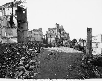 Tweede Wereldoorlog: schade veroorzaakt door het bombardement in Borgo San Jacopo bij de Ponte Vecchio, in Florence. Deze foto was voorheen onderdeel van de Brogi Collectie, maar behoort nu tot de Alinari Collectie door Fratelli Alinari