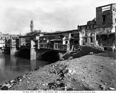 Tweede Wereldoorlog: de Ponte Vecchio, gezien vanuit het puin van Borgo S. Jacopo, in Florence na het bombardement. Deze foto maakte vroeger deel uit van de Brogi-collectie, maar behoort nu tot de Alinari-collectie door Fratelli Alinari