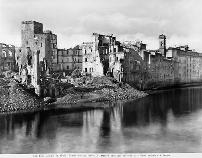 Tweede Wereldoorlog: de huizen langs de Arno-rivier, tussen de Ponte Vecchio en San Jacopo in Florence, na het bombardement. Deze foto was voorheen onderdeel van de Brogi Collectie, maar behoort nu tot de Alinari Collectie door Fratelli Alinari