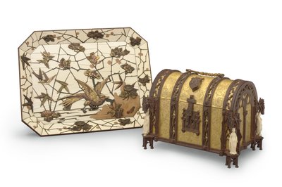 Schotel, marqueterie door Ferdinand Duvinage, en gotische revival juwelendoos, beide ca. 1880 (ormolu, ijzer, ivoor, verguld koper en fruitwood) door Alphonse Gustave Giroux