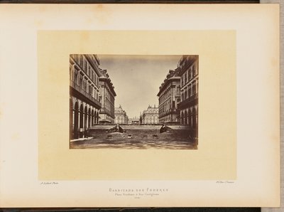 Barricade des Fédérés, place Vendôme en rue Castiglione. door Alphonse J. Liébert