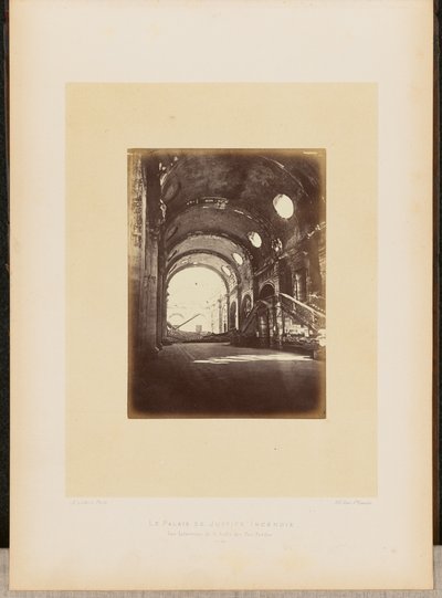 Het Paleis van Justitie in brand. Interieur van de Salle des Pas-Perdus. door Alphonse J. Liébert