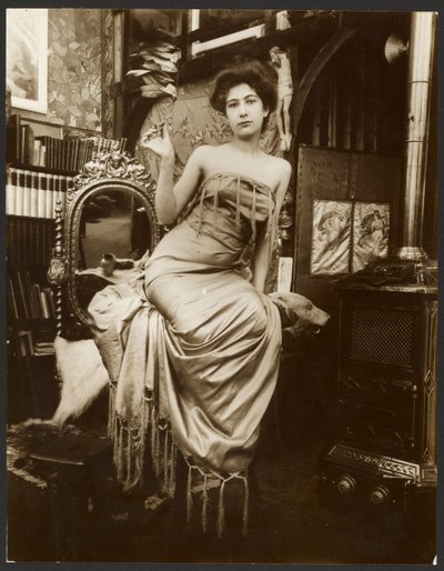 [Vrouwelijk model dat een tak van de laurier vasthoudt, Parijs]. door Alphonse Maria Mucha