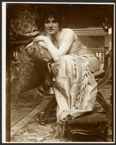 [Vrouwelijk model dat poseert voor het decoratieve paneel "Smaragd", begin jaren 1930 gebruikt voor verschillende andere tekeningen en schilderijen, Parijs]. door Alphonse Maria Mucha