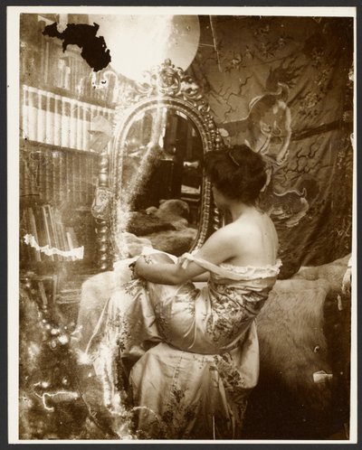 [Vrouwelijk model zittend voor een spiegel, Parijs]. door Alphonse Maria Mucha