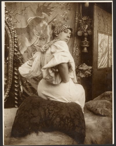 [Vrouwelijk model gebruikt in de 1908 decoratieve panelen van het Duitse Theater (New York), Parijs]. door Alphonse Maria Mucha