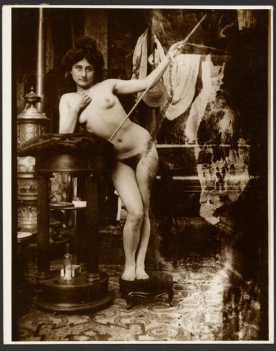 [Vrouwelijk naakt met speer, Parijs]. door Alphonse Maria Mucha