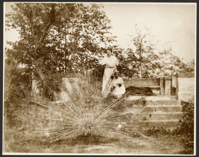 [Marie Mucchová met dochter Jaroslava in het park van Zbiroh, Bohemen]. door Alphonse Maria Mucha