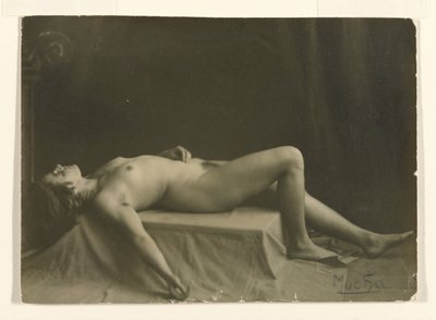 [Liggend naakt]. door Alphonse Maria Mucha