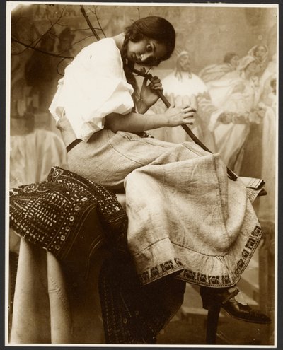 [Zittend vrouwelijk model dat boomtak vasthoudt]. door Alphonse Maria Mucha