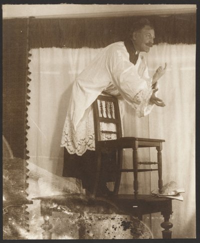 [Zelfportret van Alphonse Mucha poserend als "Jan Jus" voor zijn schilderij, "Meester Jan Jus preekt in de Bethlehemkapel," (1916) uit de "Epos van de Slavencyclus, Zbiroh, Bohemen"]. door Alphonse Maria Mucha