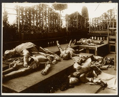 [Zes mannelijke modellen als oude krijgers gekleed in harnas die doen alsof ze dood zijn]. door Alphonse Maria Mucha