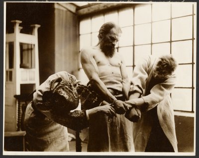 [Drie modellen poserend voor de "Symbolische Groep" in de afbeelding, "Het feest van St. Vitus in Rügan," uit de "Epos van de Slaven Cyclus, Zbiroh, Bohemen"]. door Alphonse Maria Mucha