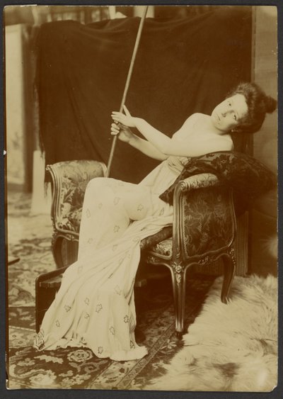 [Vrouw boetseert op een bankje] door Alphonse Maria Mucha