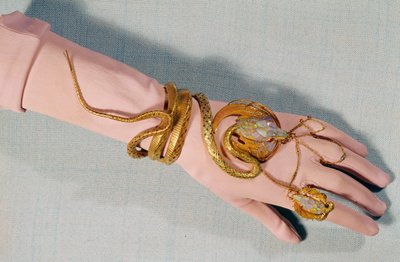 Armband en ring van actrice Sarah Bernhardt door Alphonse Mucha