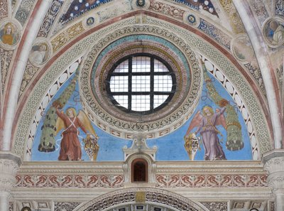 Engelen met schilden die guirlandes vasthouden door Ambrogio da Fossano