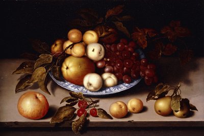 Perziken, appels, abrikozen en druiven in een Wanli Kraak porseleinen kom met kersen, peren, abrikozen en een appel op een rand door Ambrosius the Elder Bosschaert
