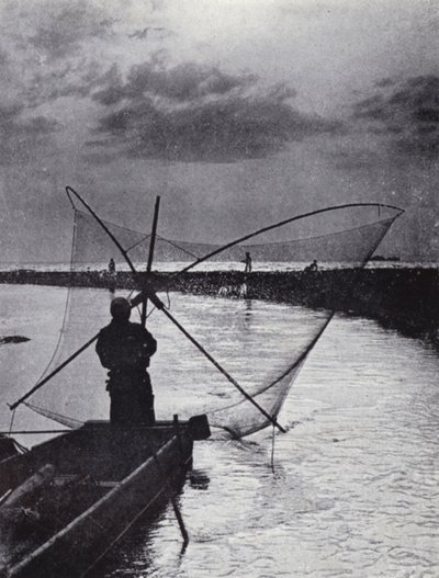 Een Japanse visser die zijn net binnenhaalt door American Photographer (after)