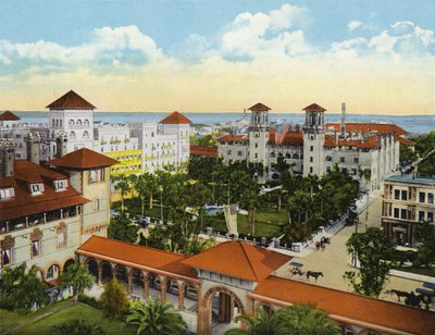 Vogelvlucht van Alcazar en Cordova Hotels vanaf de Ponce de Leon, St Augustine, Florida door American Photographer (after)