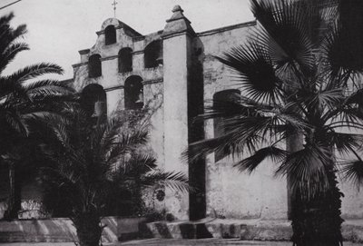 Californië: Klokken van Mission San Gabriel, gesticht in 1771, op de hellingen van met klaprozen bedekte heuvels nabij Pasadena door American Photographer (after)
