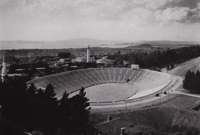 Californië: Berkeley, Memorial Stadium van de Universiteit van Californië, met 75.000 zitplaatsen door American Photographer (after)