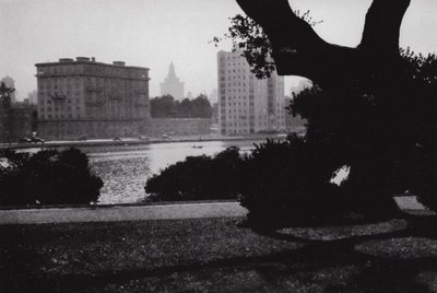 Californië: Oakland, Lake Merritt, in het hart van de stad, omgeven door grote gebouwen en vele mooie huizen door American Photographer (after)