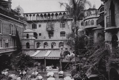Californië: Riverside, Patio eetkamer van de Glenwood Mission Inn door American Photographer (after)