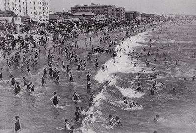 Californië: Venetië, een populair het-hele-jaar-door strandresort nabij Los Angeles door American Photographer (after)