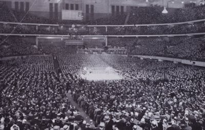 Chicago: Interieur van het Chicago Stadium tijdens een bokstentoonstelling door American Photographer (after)
