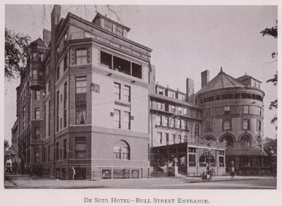 De Soto Hotel, Bull Street-ingang (zw/w foto) door American Photographer (after)