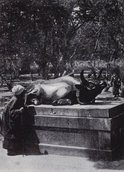 Vrome vrouw die een bronzen stier aait (zw/w foto) door American Photographer (after)